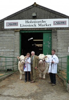 The judge Mike Yeandle is flanked by John Wylde and his champion bull Martland Grazer and Jane Haw with the reserve champion Balbithan Heineken