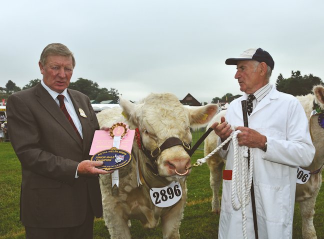 Mike Brown is presented with the junior bull awards won by Charbron Heredity